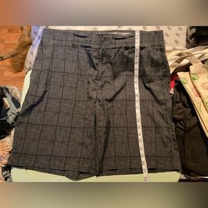 Callaway mens gray plaid golf shorts in size 38.